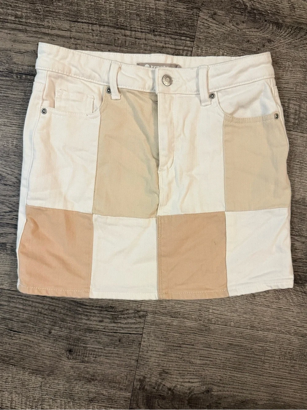 Tractr White Denim Patchwork Mini Skirt in Cream and Tan